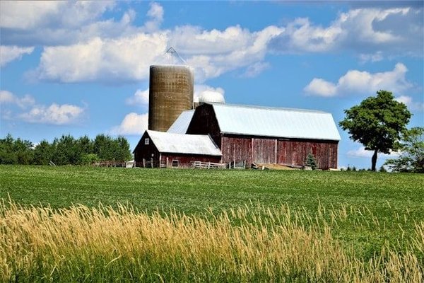 Comment rénover une vieille grange en une maison moderne ?